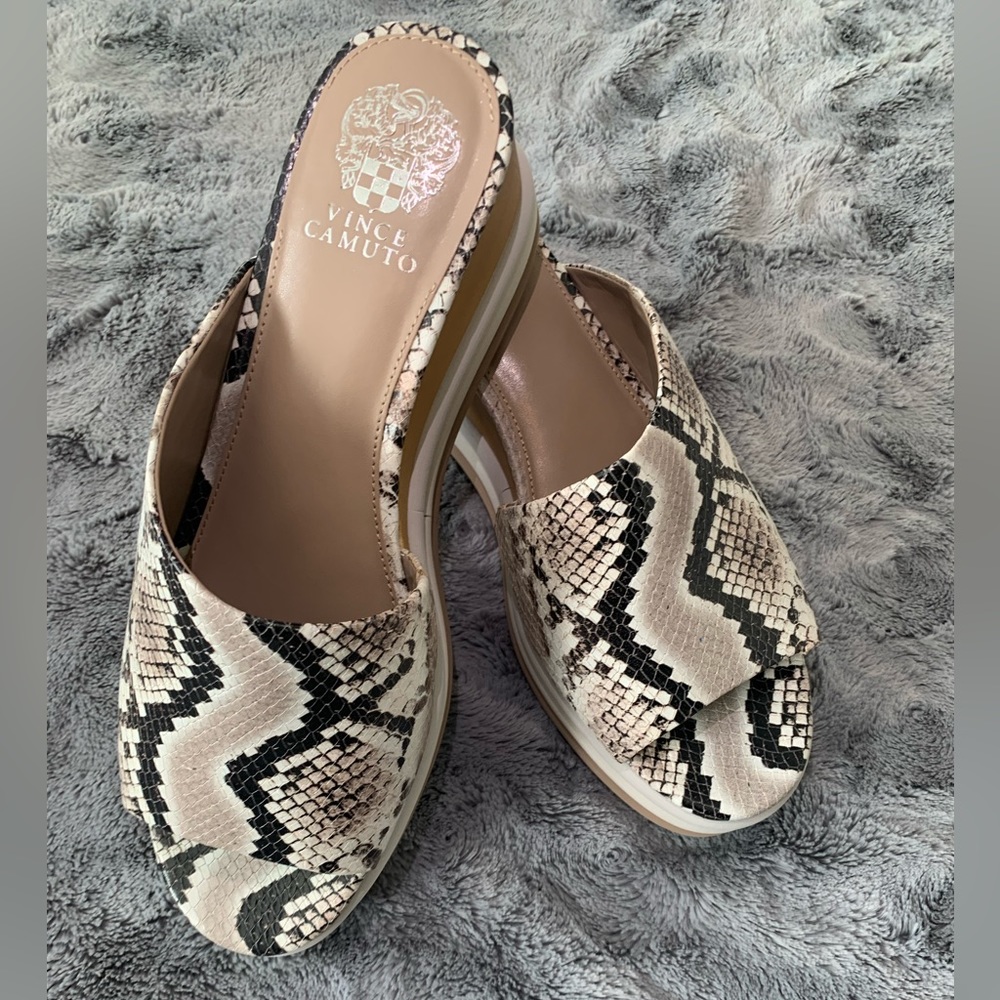 Vince Camuto Size 11 Taupe-Snake Sandals
